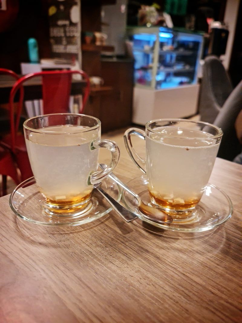 Dua cangkir wedang jahe